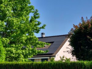 Tout ce qu’il faut savoir sur le solaire à Vaud en 2026 : panneaux photovoltaïques, solaire thermique, carports, batteries et bornes de recharge pour particuliers.