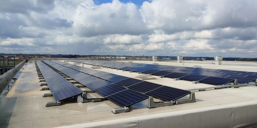 Maison équipée de pompe à chaleur et panneaux photovoltaïques dans le canton de Vaud