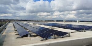 Maison équipée de pompe à chaleur et panneaux photovoltaïques dans le canton de Vaud