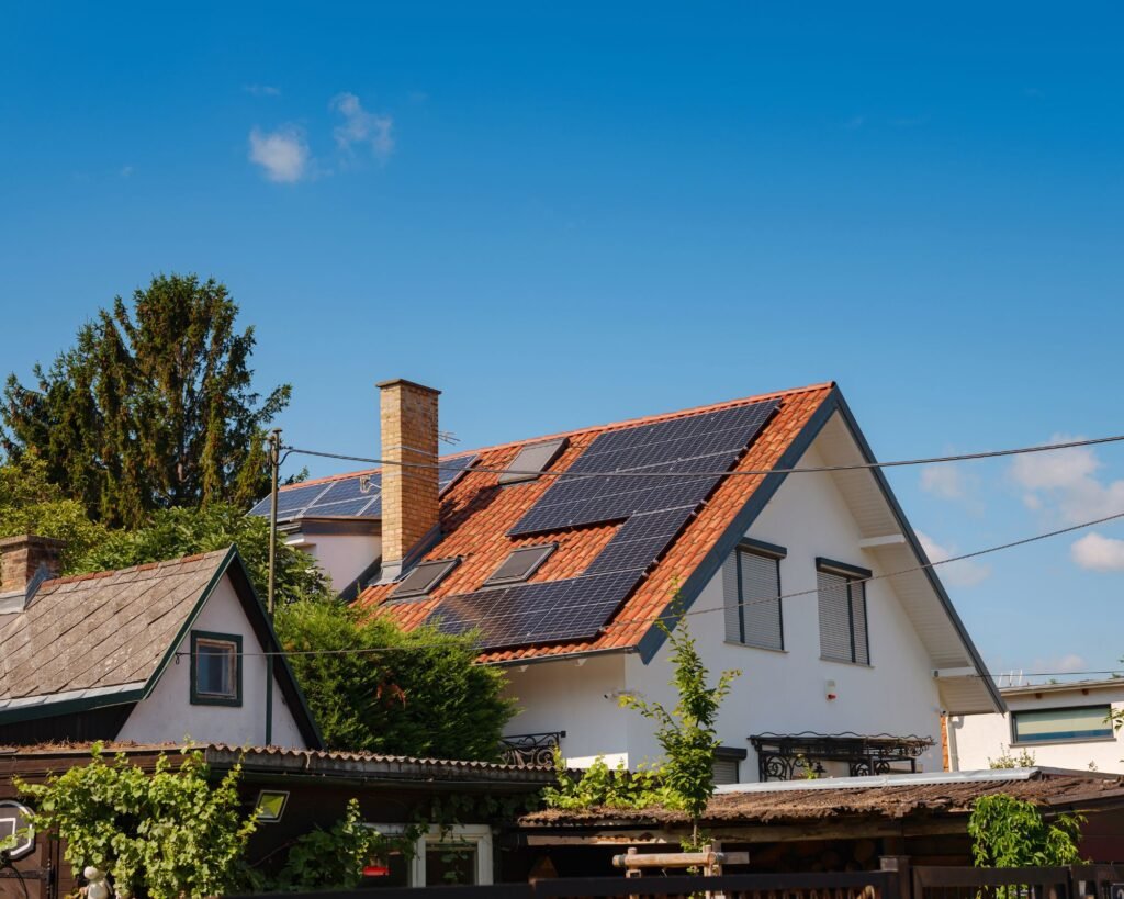 Image d'une maison à Duillier utilisant l'énergie solaire par panneaux photovoltaïques