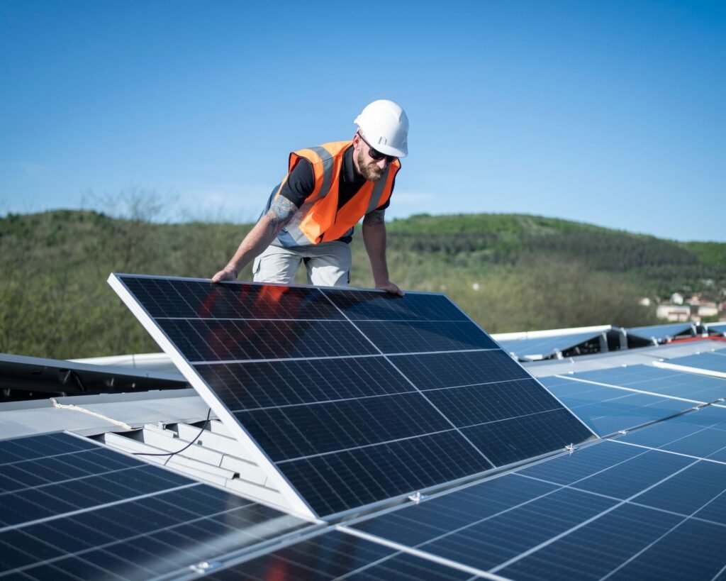 image d'un employé AFM durant la pose de panneaux photovoltaïques dans le Canton de Vaud